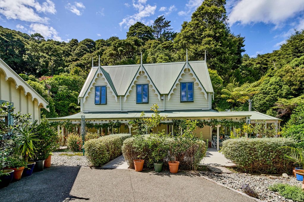 Property value 15 Whiorau Grove, Lowry Bay realestate.co.nz