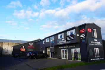 High Profile Showroom/Warehouse 