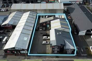 High Profile Showroom/Warehouse 