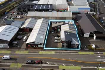 High Profile Showroom/Warehouse 