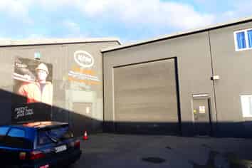 High Profile Showroom/Warehouse 