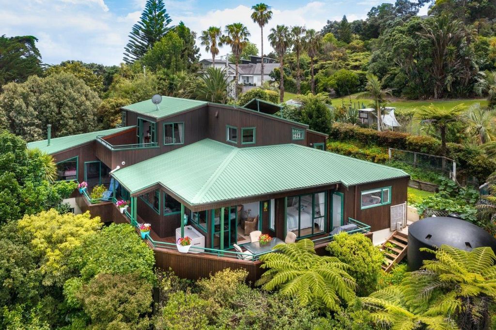 Property value 1083 Whangaparaoa Road, Tindalls Beach realestate.co.nz