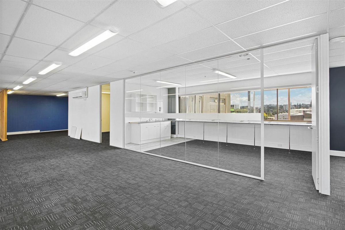 CBRE - Top Floor Newmarket Office - Mehr