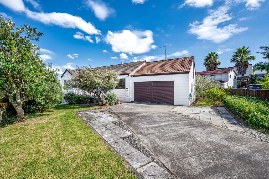 Property value 22 Orinda Close, Botany Downs realestate.co.nz