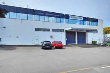 Newmarket standalone office with 876sqm warehouse