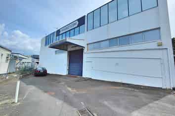 Newmarket standalone office with 876sqm warehouse