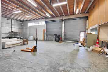 Newmarket standalone office with 876sqm warehouse