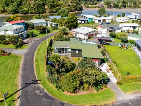 2 Hills Road, Tongaporutu