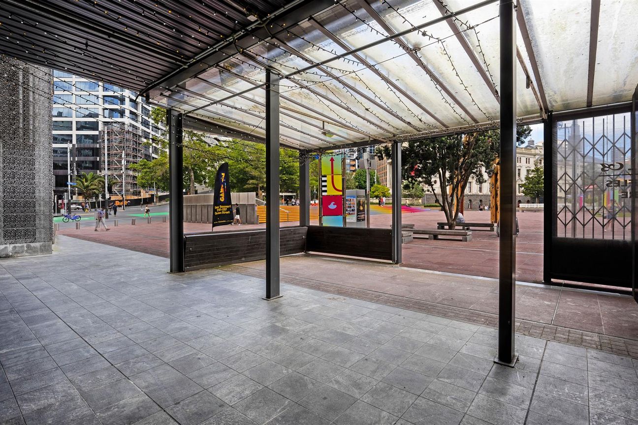F&B on Queen St with Outdoor Seating - Vista 6