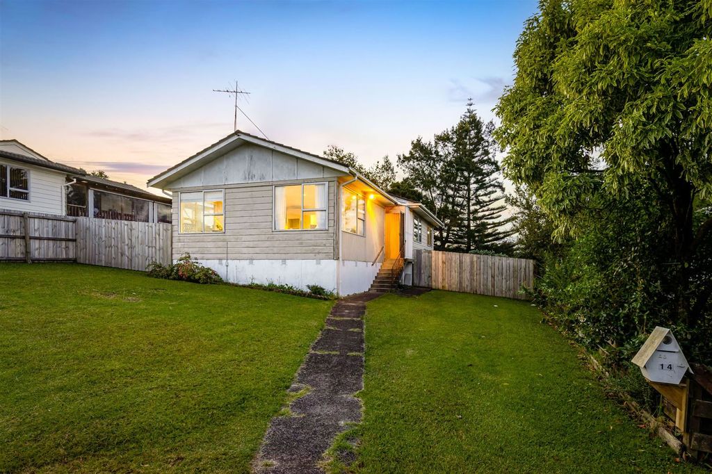 Property value 14 Gallony Avenue, Massey realestate.co.nz