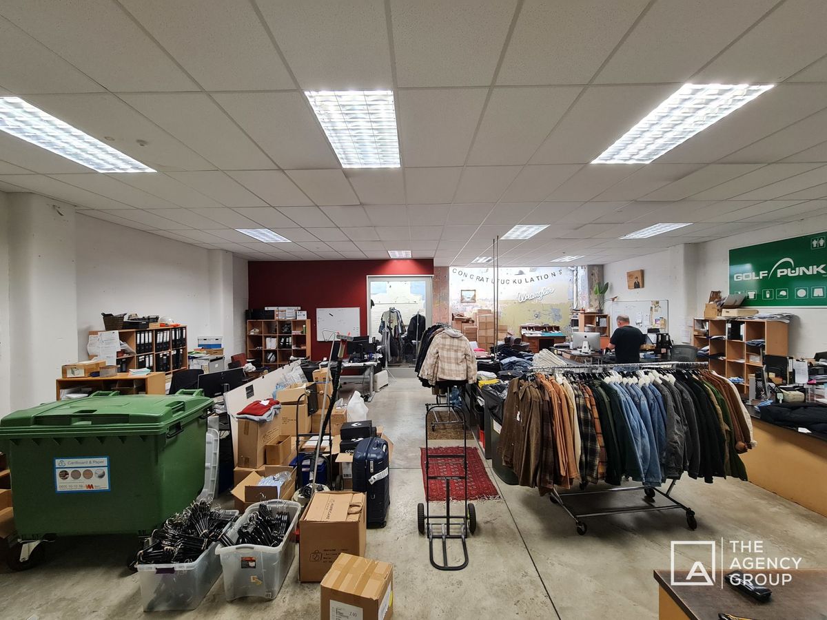 Great Showroom - Great Location - Més