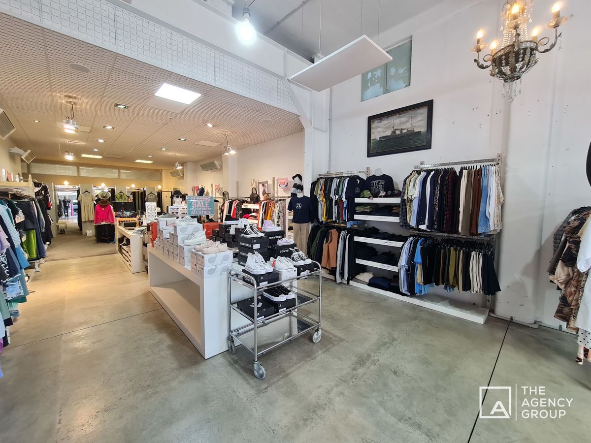 Great Showroom - Great Location - Vista 6