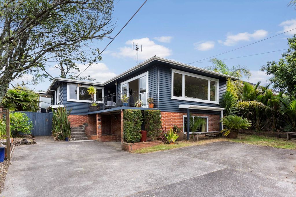 Property value 12 Taipari Road, Te Atatu Peninsula realestate.co.nz