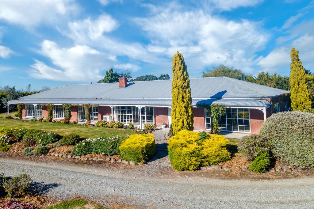 Property value 586 Hadlow Road, Hadlow realestate.co.nz