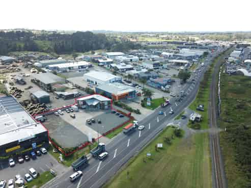 Office & yard Central Kumeu