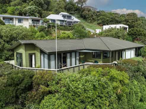 18 Champion Terrace, Moana