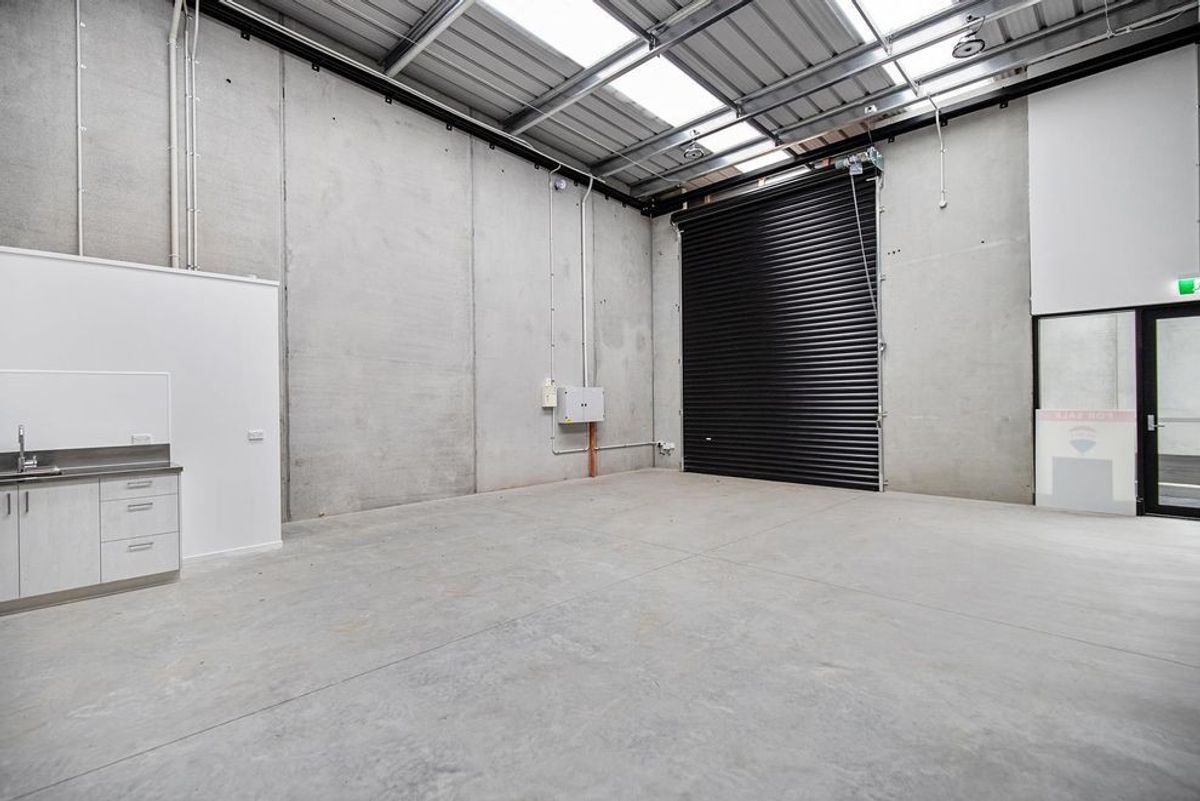 INDUSTRIAL UNITS IN BURBUSH, HAMILTON - Görünüm 5