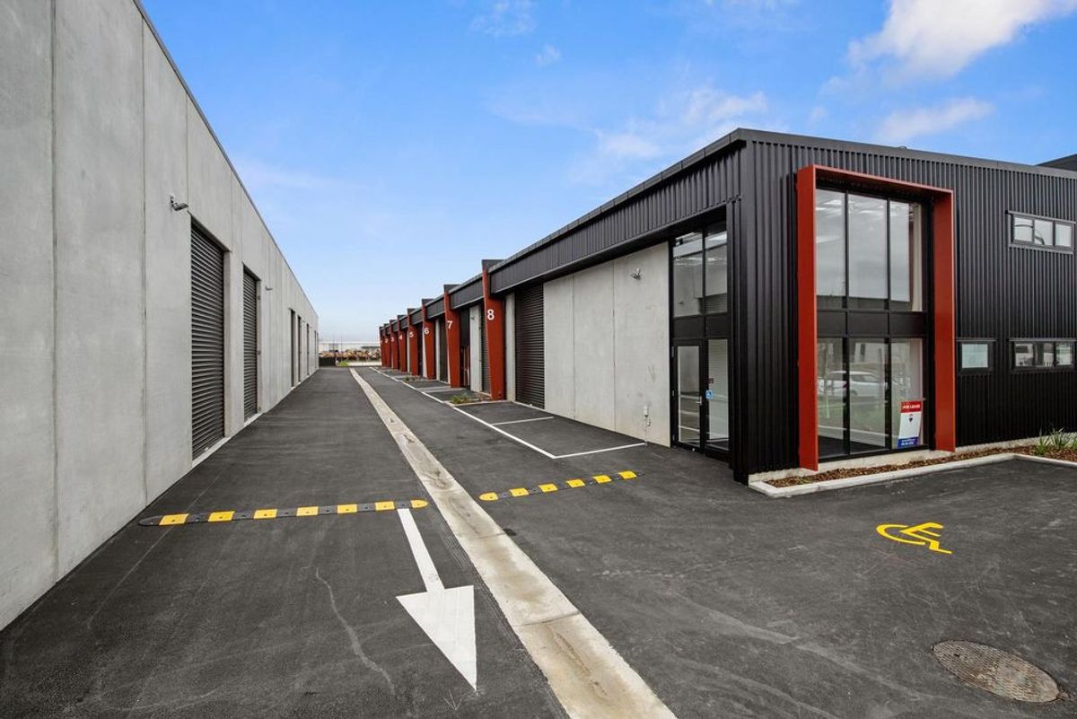 INDUSTRIAL UNITS IN BURBUSH, HAMILTON - Görünüm 2