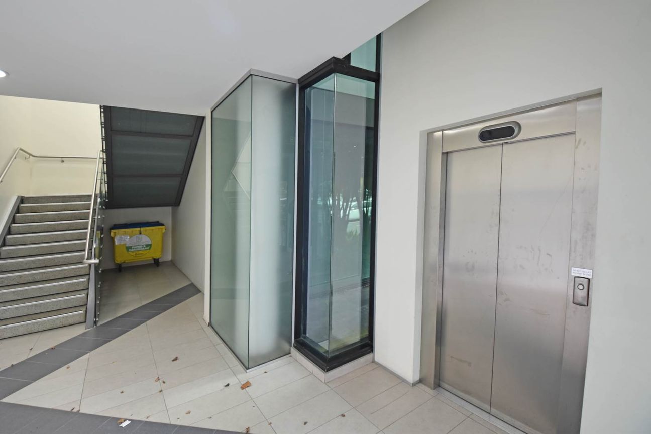 GROUND FLOOR OFFICE SUITE - Vista 3