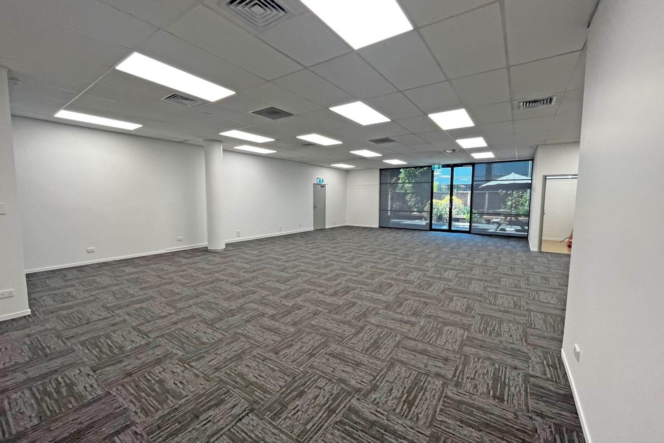 GROUND FLOOR OFFICE SUITE - Vista 5