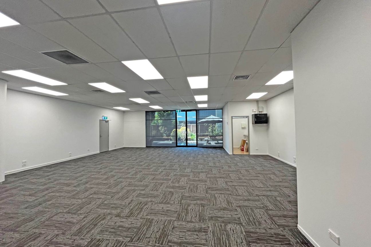 GROUND FLOOR OFFICE SUITE - Vista 4