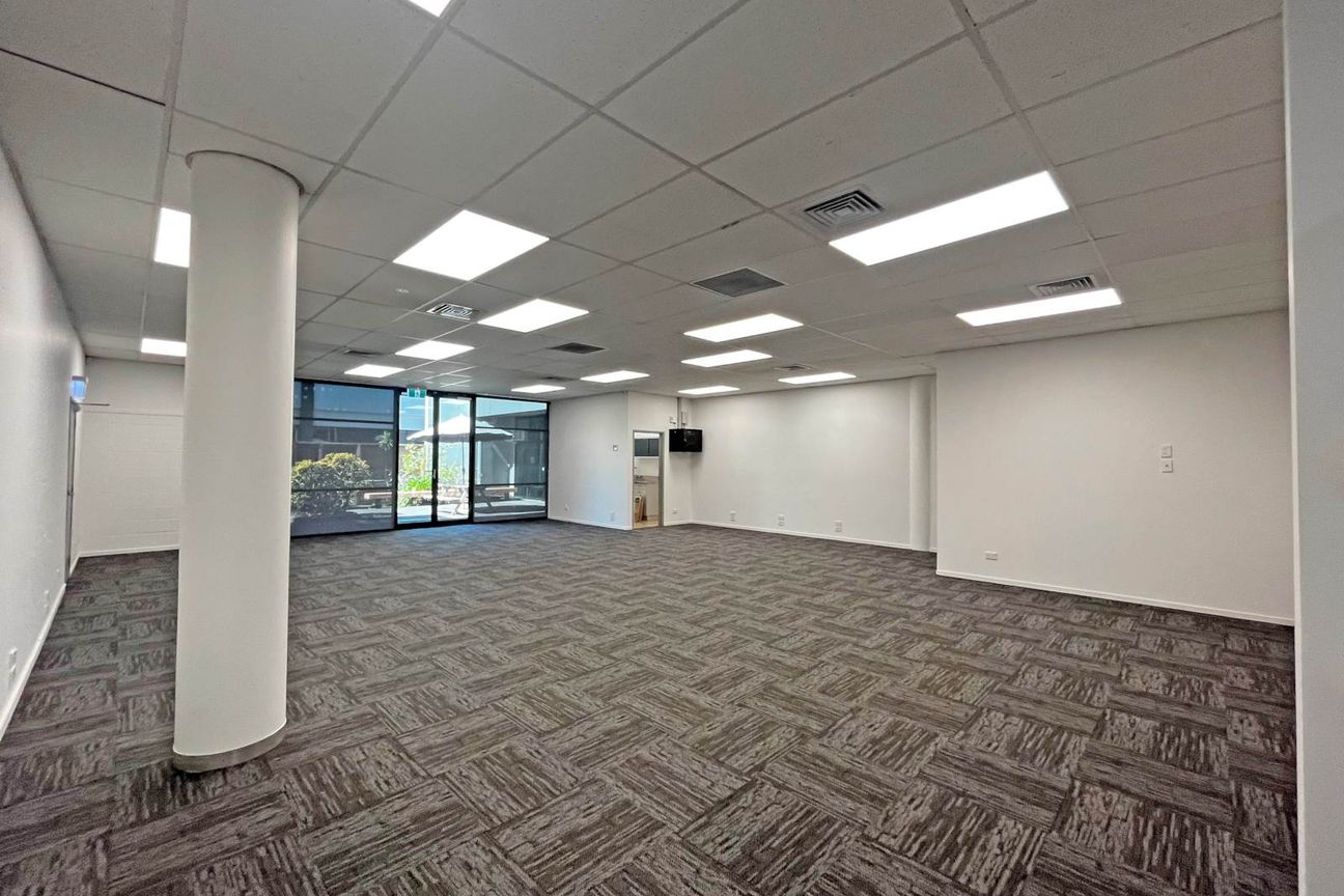 GROUND FLOOR OFFICE SUITE - Vista 6