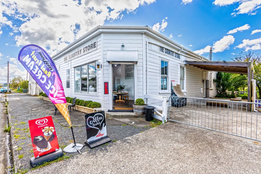 Property value 6 Front Miranda Road, Waitakaruru realestate.co.nz