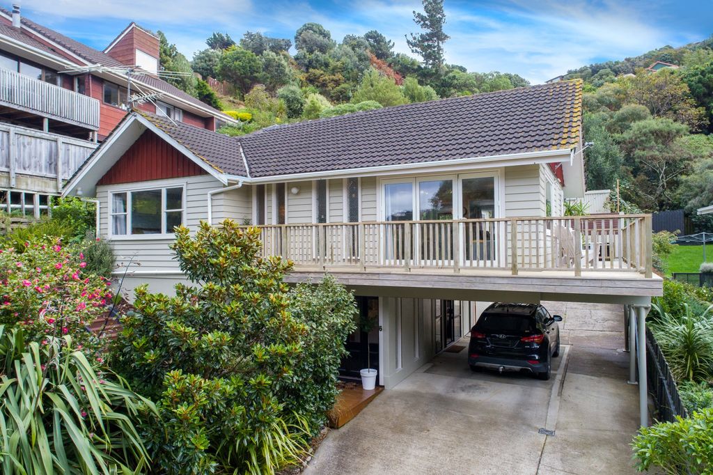 Property value 6 Maybury Way, Island Bay realestate.co.nz
