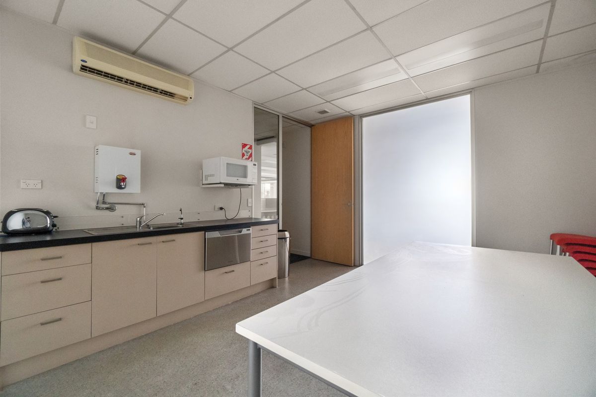 Ground floor CBD offices with parking - Mehr