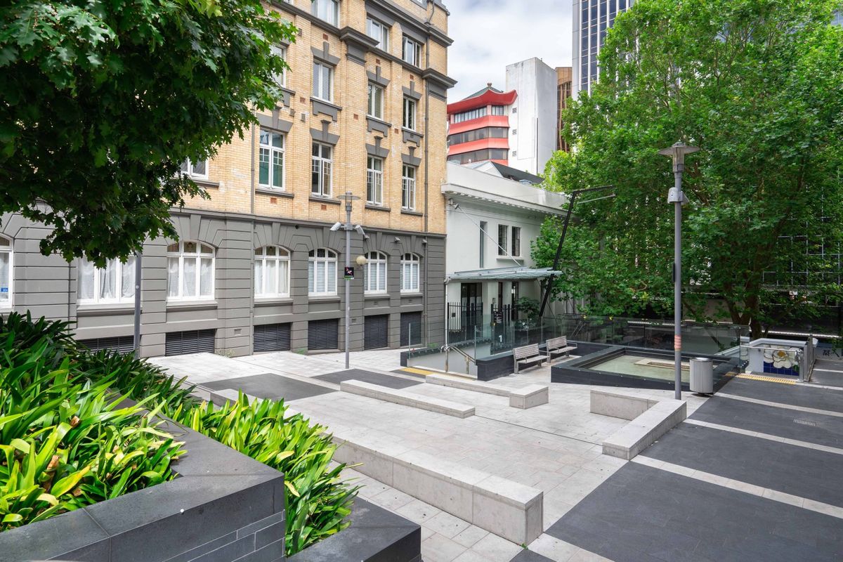 Spacious contemporary office with park views - Mehr