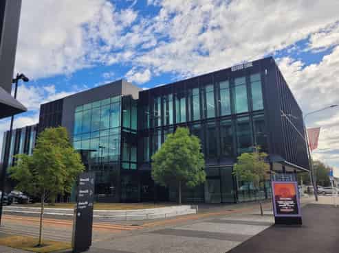 Premium Office in Vibrant Commercial Area