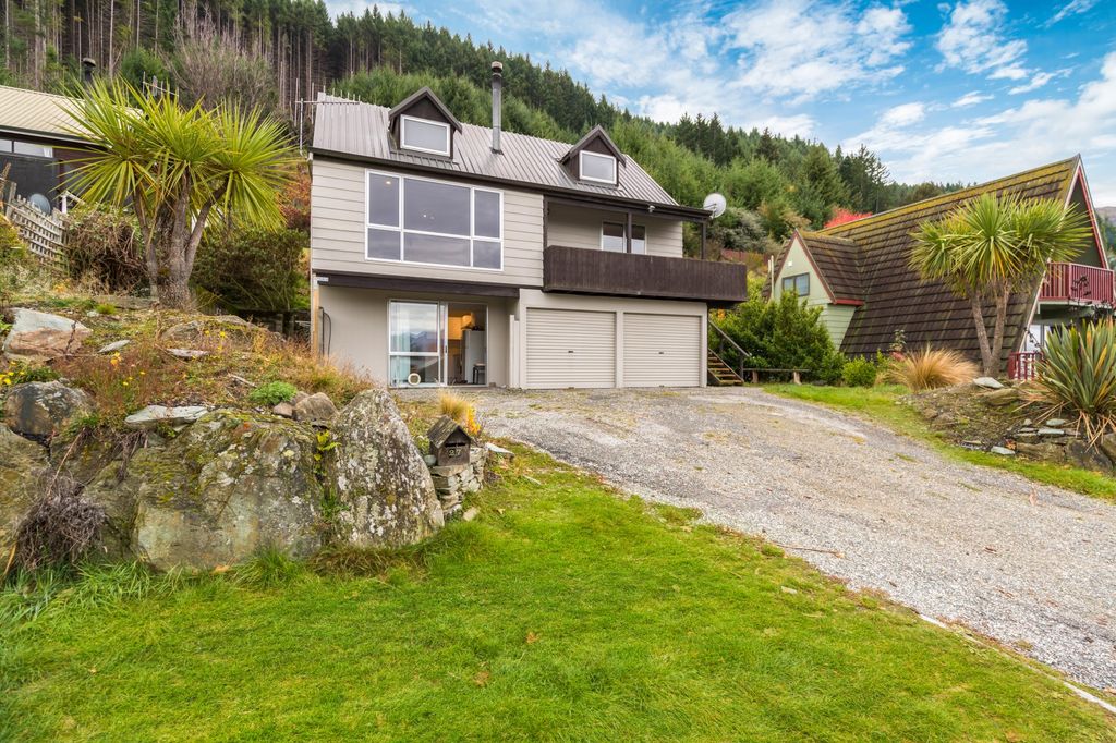 Property value 27 Lochy Road, Fernhill/Sunshine Bay realestate.co.nz