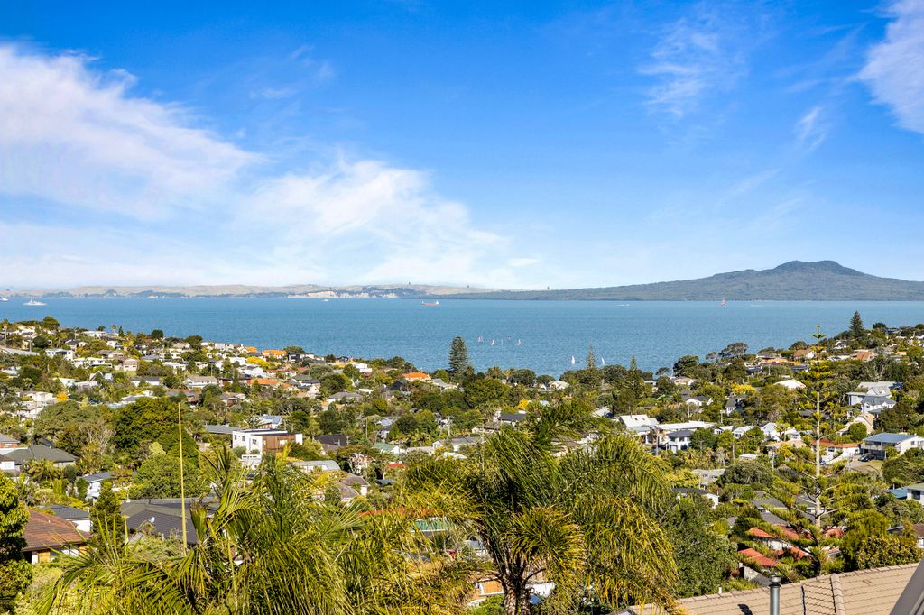 Property value 4 Calypso Place, Rothesay Bay realestate.co.nz