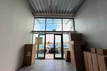 High visibility retail space on Ormiston Road