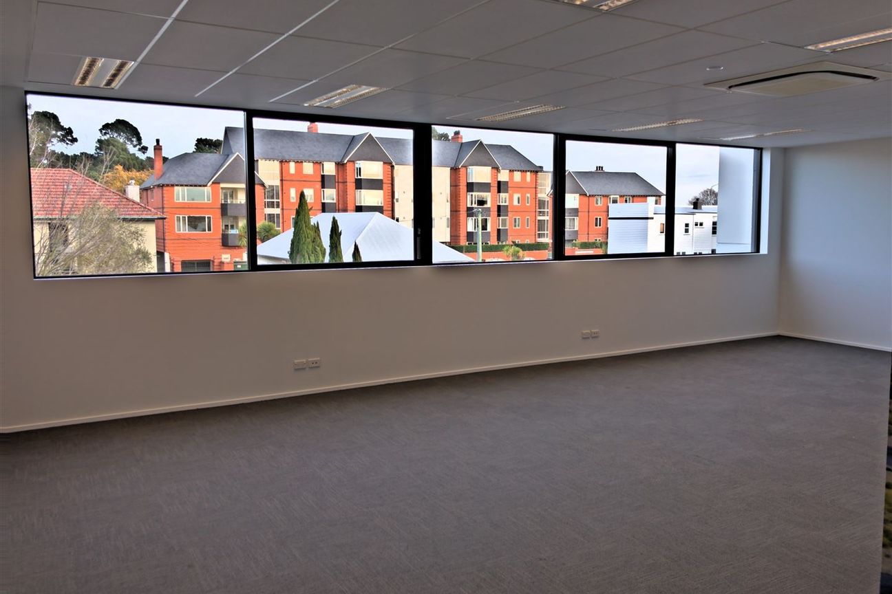 Architecturally Designed Office - Más