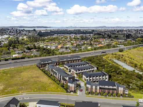 42-44/G2 Westgate Drive (Parkwood Estate), Massey