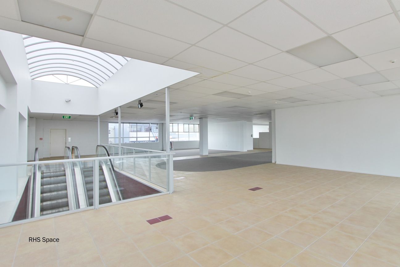 Large, flexible first-floor space in CBD - Više
