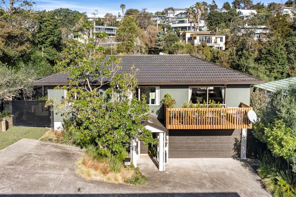 Sold 1/16 Ocean View Road, Hatfields Beach realestate.co.nz