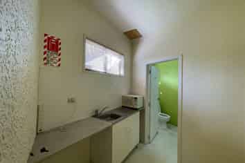 Handy retails/ office in Neighbourhood