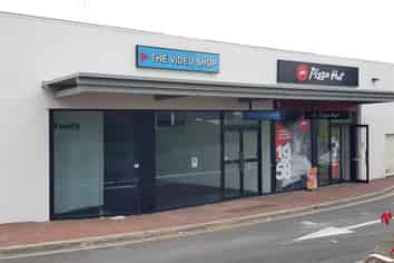 Road frontage exposure at Meadowbank Mall