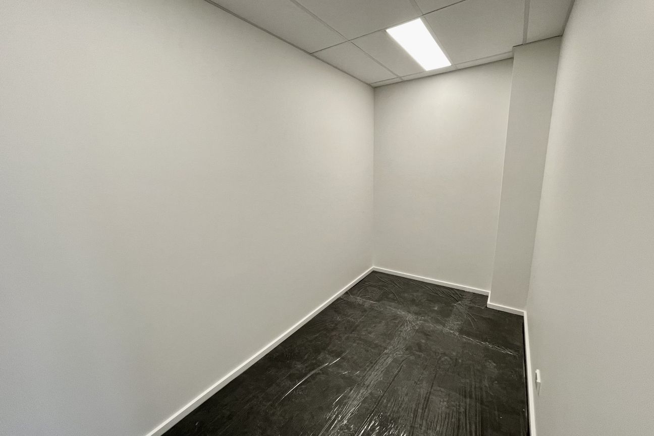 Immaculate 200sqm industrial - Meer