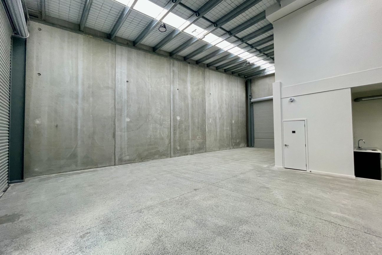 Immaculate 200sqm industrial - Aanzicht 3
