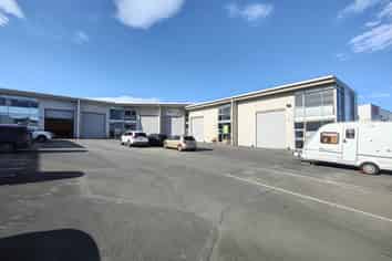 Tidy industrial unit in Northpoint with car parks!