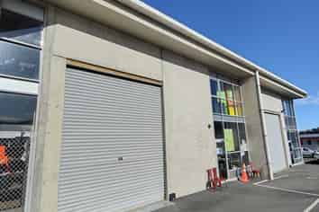 Tidy industrial unit in Northpoint with car parks!