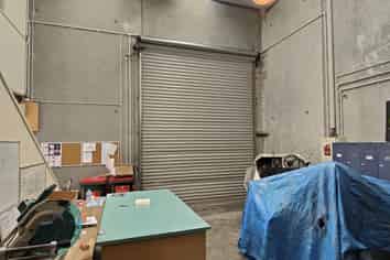 Tidy industrial unit in Northpoint with car parks!