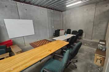 Tidy industrial unit in Northpoint with car parks!