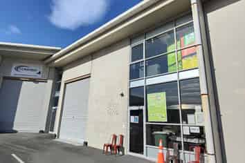 Tidy industrial unit in Northpoint with car parks!