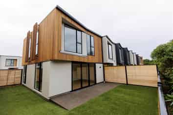 18/10 Trieste Way, Paraparaumu