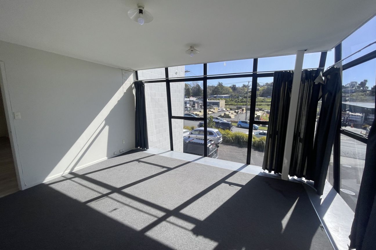 214sqm Road Front Warehouse! - Bild 4