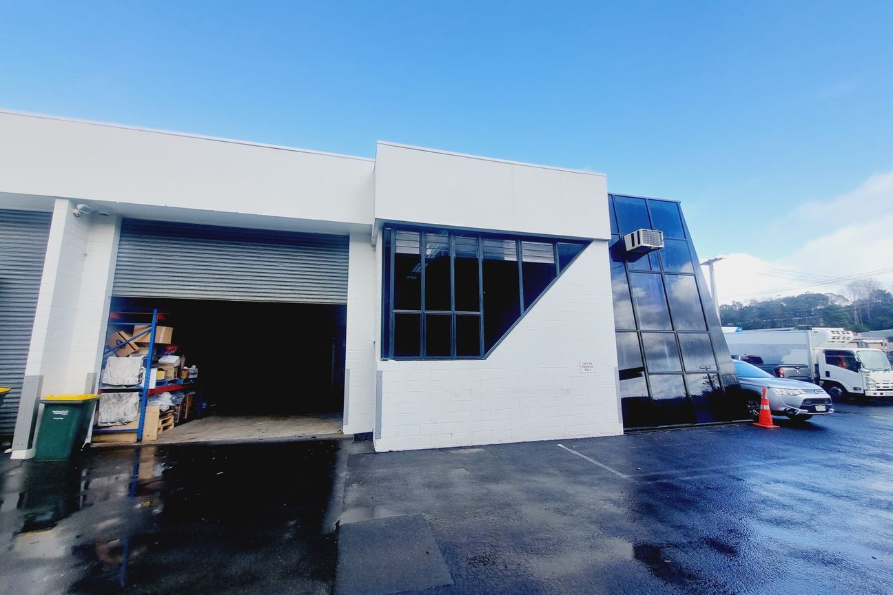 214sqm Road Front Warehouse! - Bild 2